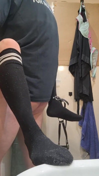 Manžel se svým monstrem šuká drobnou blond milfku s dokonale těsným zadkem a mokrou kundičkou