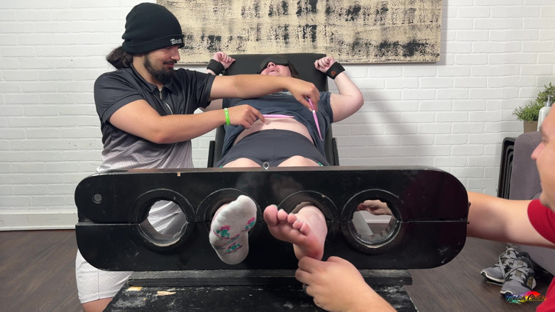 Ticklish Chicks: Tklnurse gâdilată, partea 1