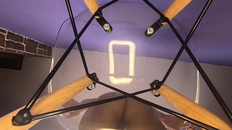 Rollerpublic: Une chaise transparente déborde