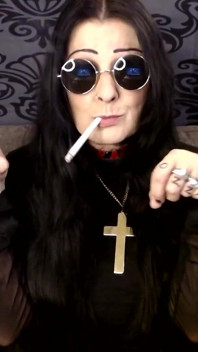 Милфа-косплей на Хэллоуин Ozzy курит