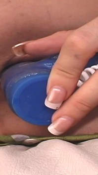 Pizdă cu piercing ciudat merge anal cu al doilea vibrator
