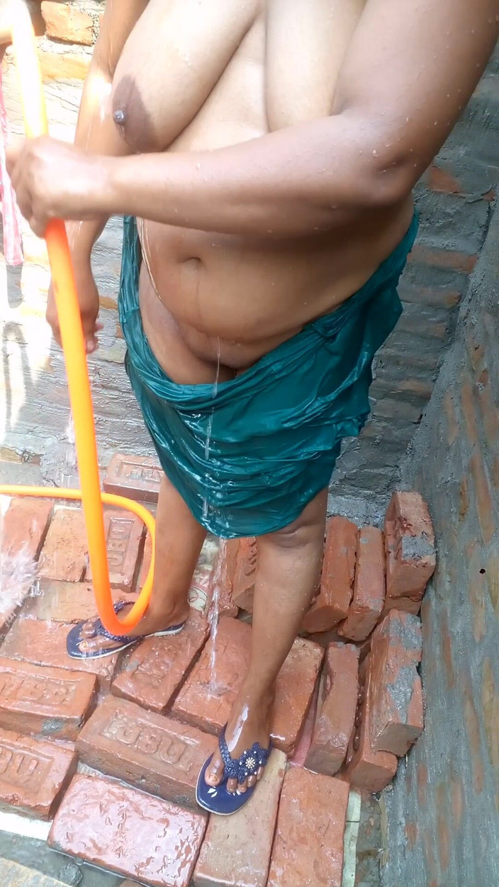 Sadia vabi: Sadia est une fille très sexy montre sa chatte