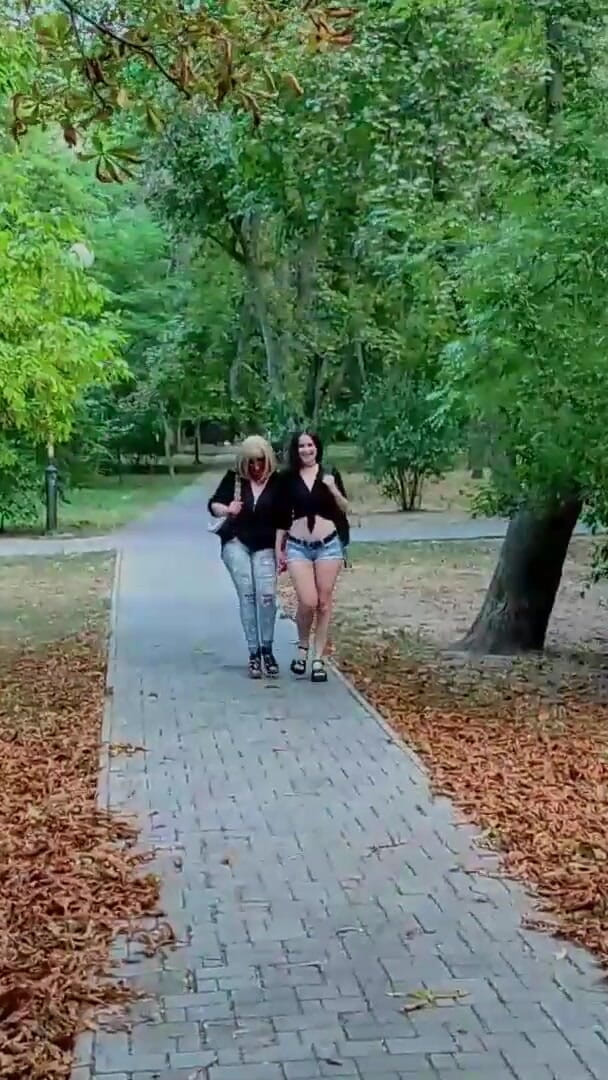 Natali-Alisa: Dua majikan lesbian lagi asik jalan-jalan di taman umum