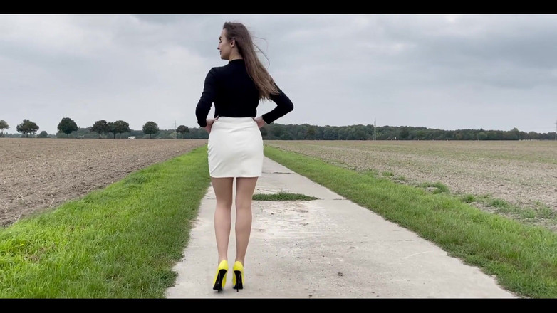 Goddess Lena: ヒールを履いて歩く