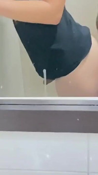 Pria nakal ini dientot habis-habisan sama cowok gay di kamar mandi pom bensin sampai dicrot di dalam
