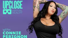 Up close vr - tetona tatuada milf Connie Perignon obtiene tu semen en sus tetas en primer plano