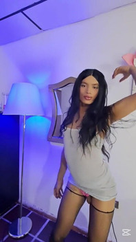 Valeria tančí a modelky její penis, dokud nevybuchne s mlékem.