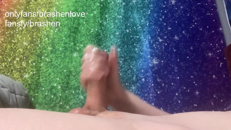 Brashen: Eşcinsel genç kız ashen sevimli penisini okşuyor ve boşalıyor