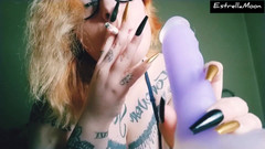 Estrella Steam: लंबे नाखूनों वाली लाल बालों वाली लड़की सिगार का धूम्रपान करती है और धूम्रपान से भरी होती है