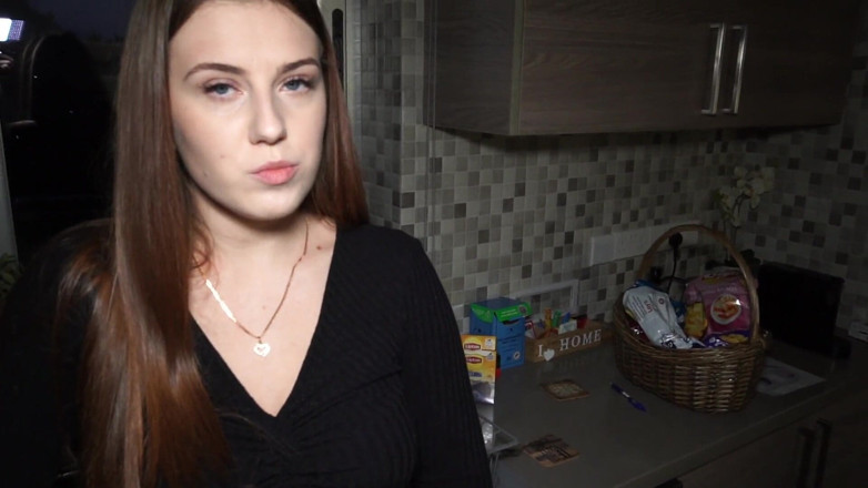 Bella Crystal: Cum in the pussy! Sexy girl sucked and gave in...