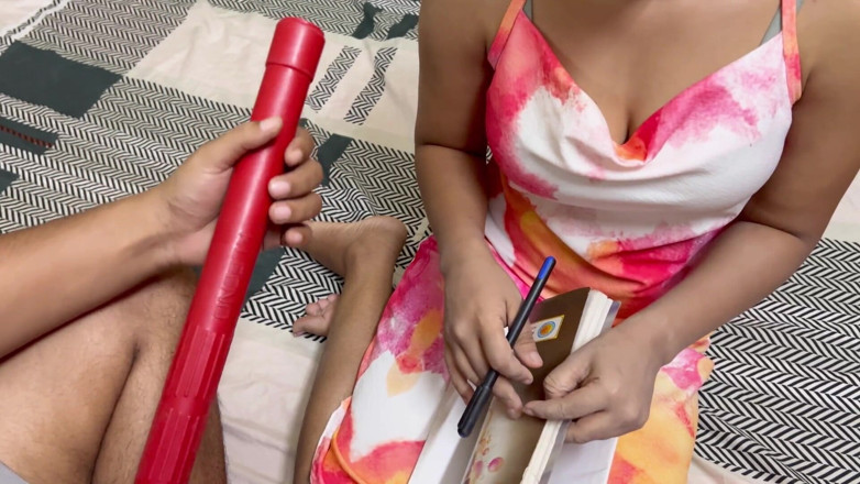 DesiSexCreator: India universitaria seduce a su tutor para follarla con un...