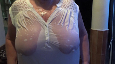 Julies nasse weiße bluse, goldene Dusche- hartholz pisst überall auf ihre durchsichtigen titten und sie fingert draußen ihre nackte muschi
