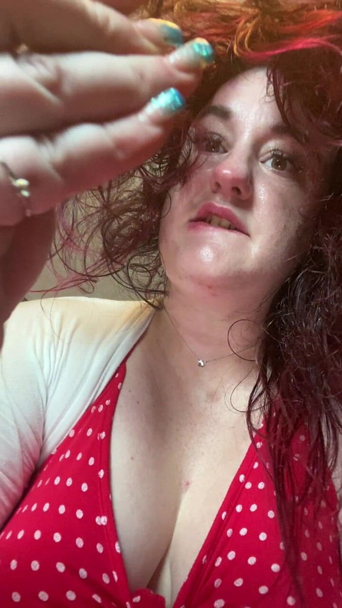 BellaBlast: Gigante peituda comendo frutas do homem pequeno