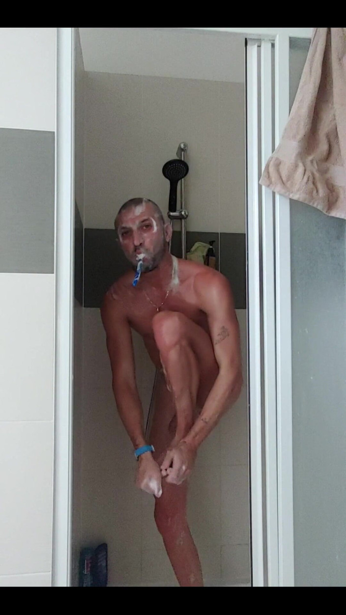 Boy jerking off: Niște duș