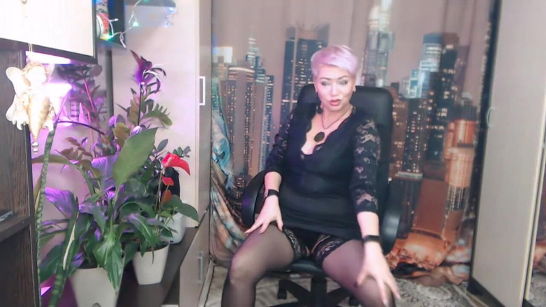 AimeeParadise: Зріла грудаста російська повія в чорних панчохах і туфлях