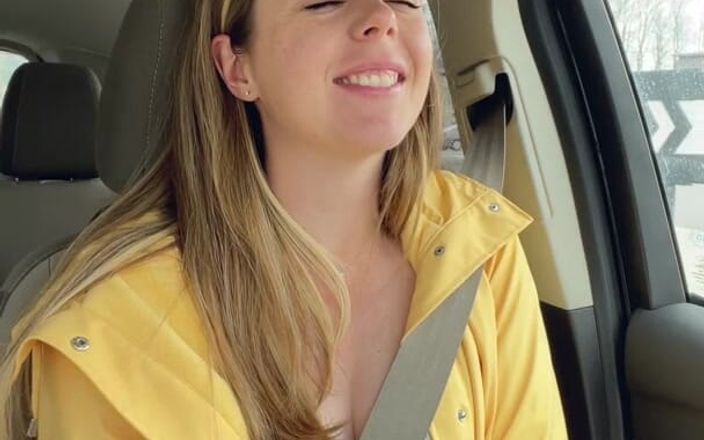 Nadia Foxx: मेरे रेनकोट के लिए आभारी cuz मेरी चूत डाल रही है! Rainy day Starbucks मेरी रसीली के साथ ड्राइव के माध्यम से !!