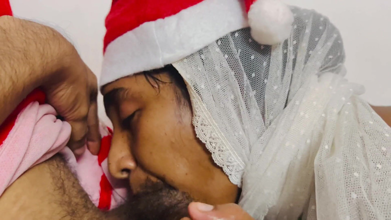 Immfuck: Müslüman tesettürlü Hintli kız ve Noel Baba noel özel gırtlağına kadar...