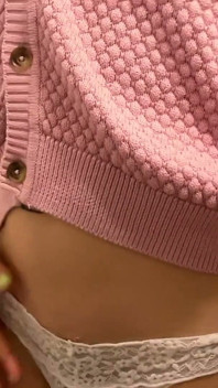 Perverzní Mary Roztáhne Svou Chlupatou Kundičku POV a Olizuje Jí Mokré Prsty