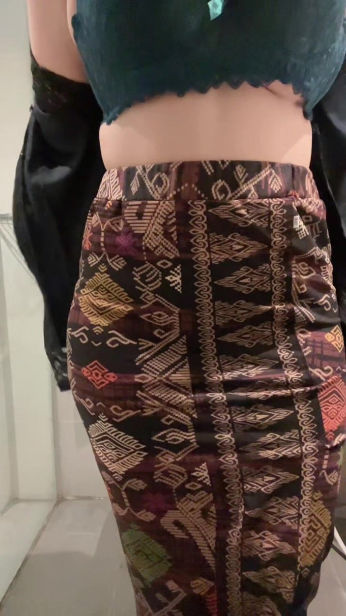 Biancaid: Fille sexy au kebaya au kebaya jouant dans les toilettes...