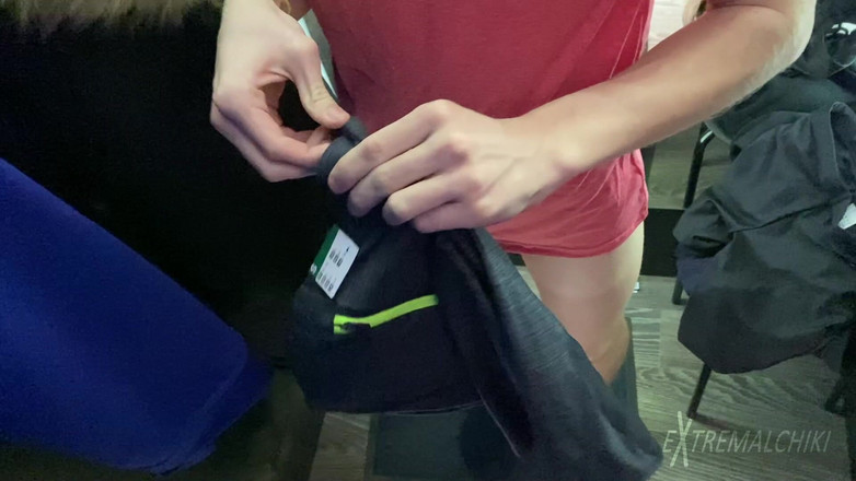 Extremalchiki: ロッカールーム、義理の息子の射精