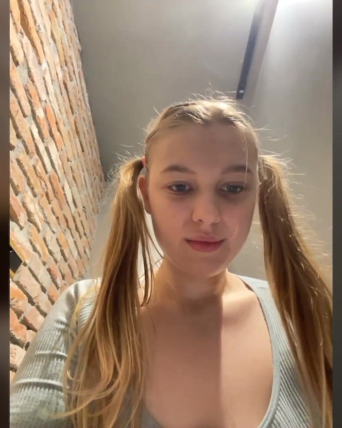 JuiceLussie: Ditalino anale da vicino. Masturbarsi. Siediti sulla videocamera