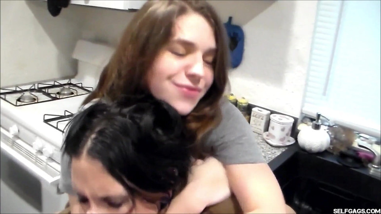 Selfgags classic: Chycení nevlastní matky s extrémním handgag