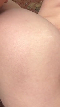 Succhio il culo della mia cagna bianca e la strozzo con un guinzaglio