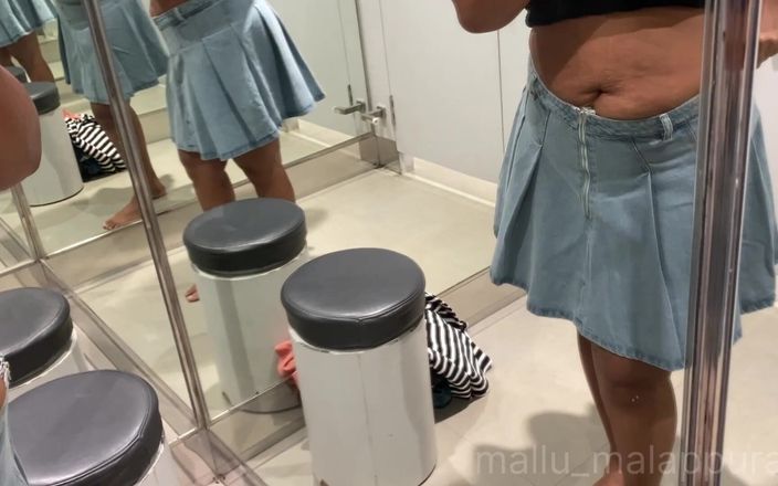 Mallu_Malappuram: Mallu-vrouw probeert sexy jurken in trailkamer en vingert van winkelcentrum...