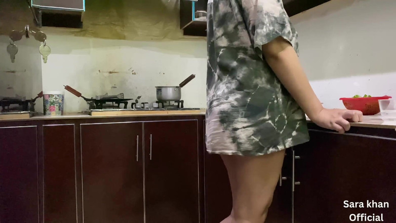 Sarakhan: Můj pákistánský Devar mě znovu šuká v kuchyni (hindský zvuk)