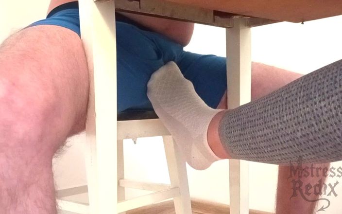 Mistress Redix: Sockjob &amp;ruinierter orgasmus unter dem tisch