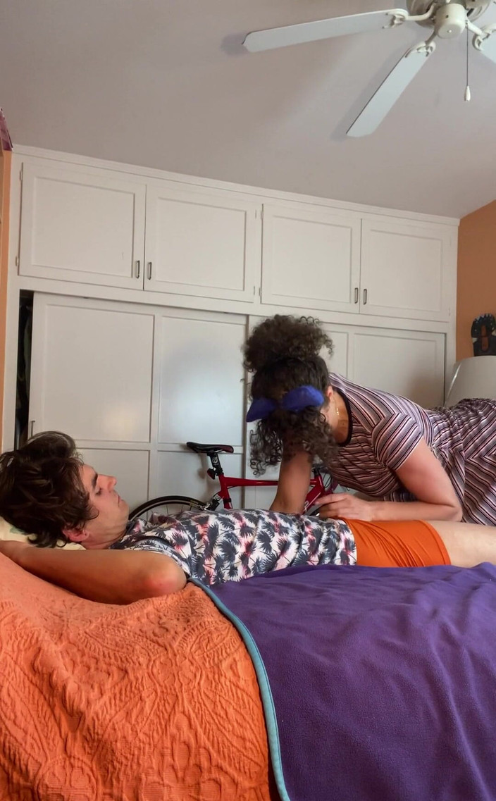 VibeWithMommy: 欲火中烧的妈妈在和朋友度过一个晚上后回家。不完美，但真实