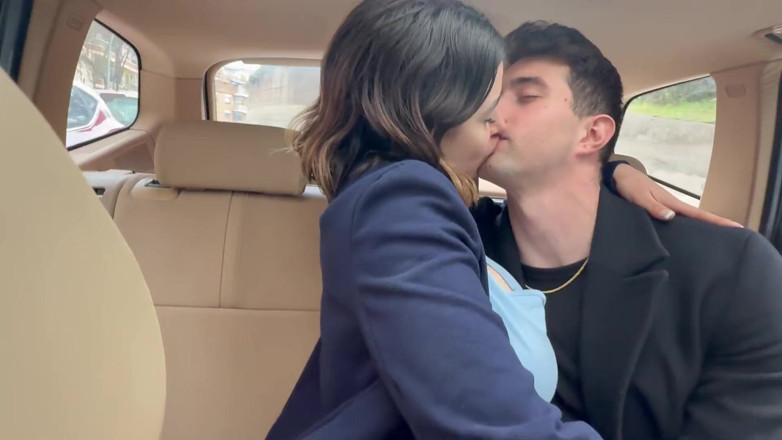 Valentino Roca TV: De Chauffeur Wordt Uitgenodigd Voor Een Trio Van Een Verliefd...