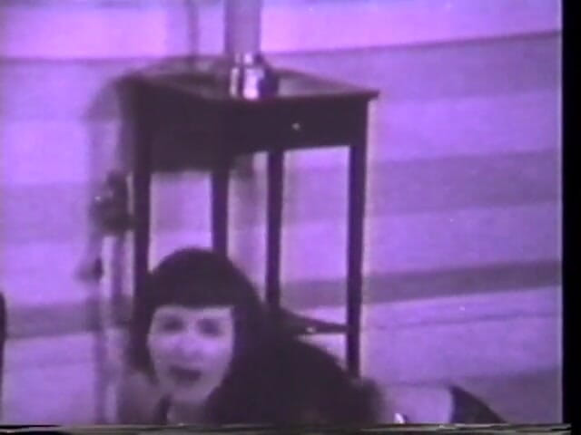 Vintage Usa: La modella vintage americana betty paige esegue una danza sensuale