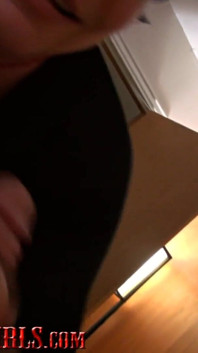 El marido de una fan cachonda la habla para que haga su primer porno