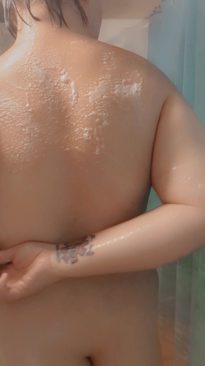 Funhousewife69: Duşta eğleniyorum büyük siyah dildomu duvara sokup hepsini içine al