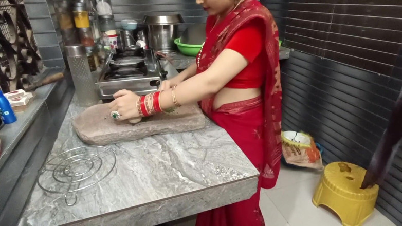 Pyaripooja22: 哥在厨房为她的阴户发痒做药，然后姐夫用他的阴茎抚平了痒。