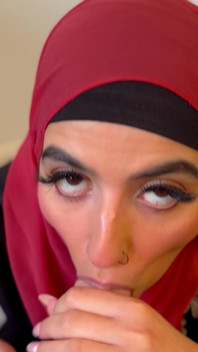 Aaliyah Yasin stara się nie połykać spermy przyrodniej brata