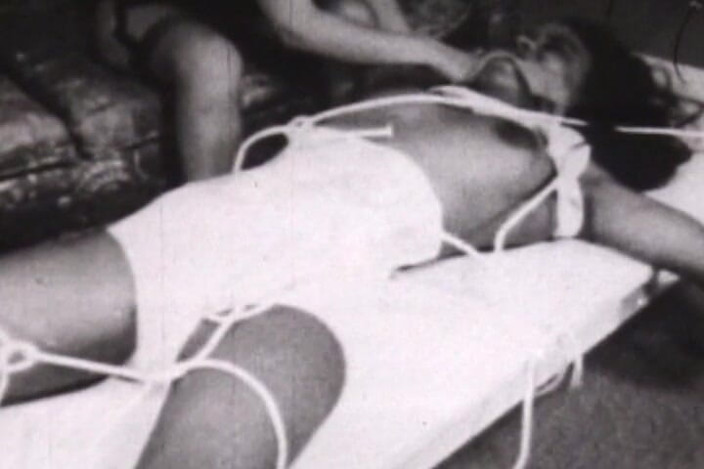Vintage Babes: Černobílá vintage bondage klasika s retro submisími svázanými lany