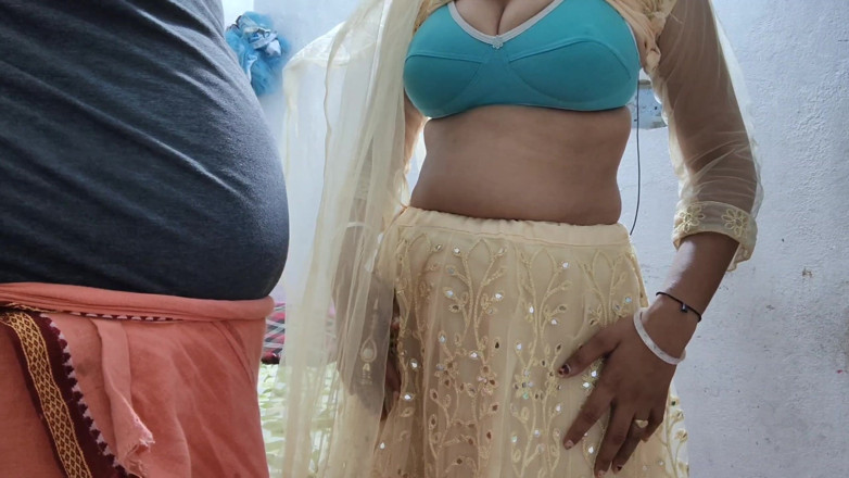 biharisonam: Desi Ladaki ne Pila Ghagara Pahankar Baju Wale stiefvater Ke...