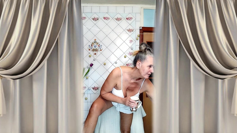 Lukerya: Lukerya, Femme Au Foyer Mature Sexy En Débardeur Blanc Et...