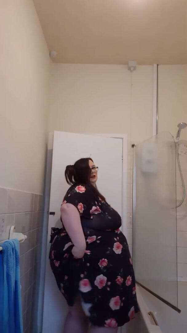 SSBBWLadyBrads: SSBBw neckt vor der dusche