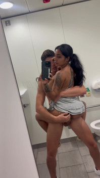 Sex Auf Der Flughafentoilette Mit Der Üppigen Asiatin Yasmina Khan