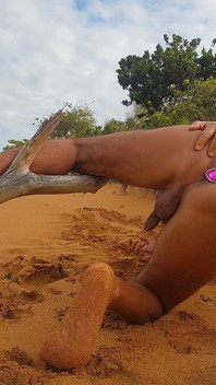 Ladysilva nue sur la plage exhibe son cul sexy bronzé avec un plug anal