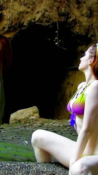 Pervertida milf Aurora follada por jóvenes extraños en la playa