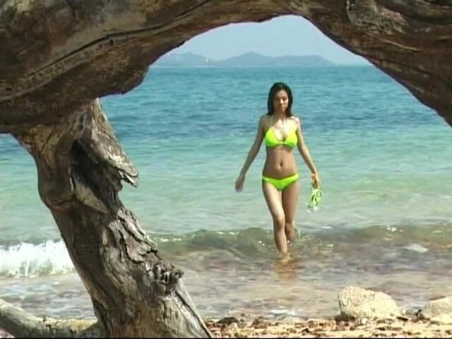 Asian Cuntz: Gagică frumoasă pe plajă