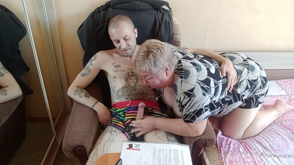 Zona901: Stiefmoeder zuigt en trekt mijn pik af 2