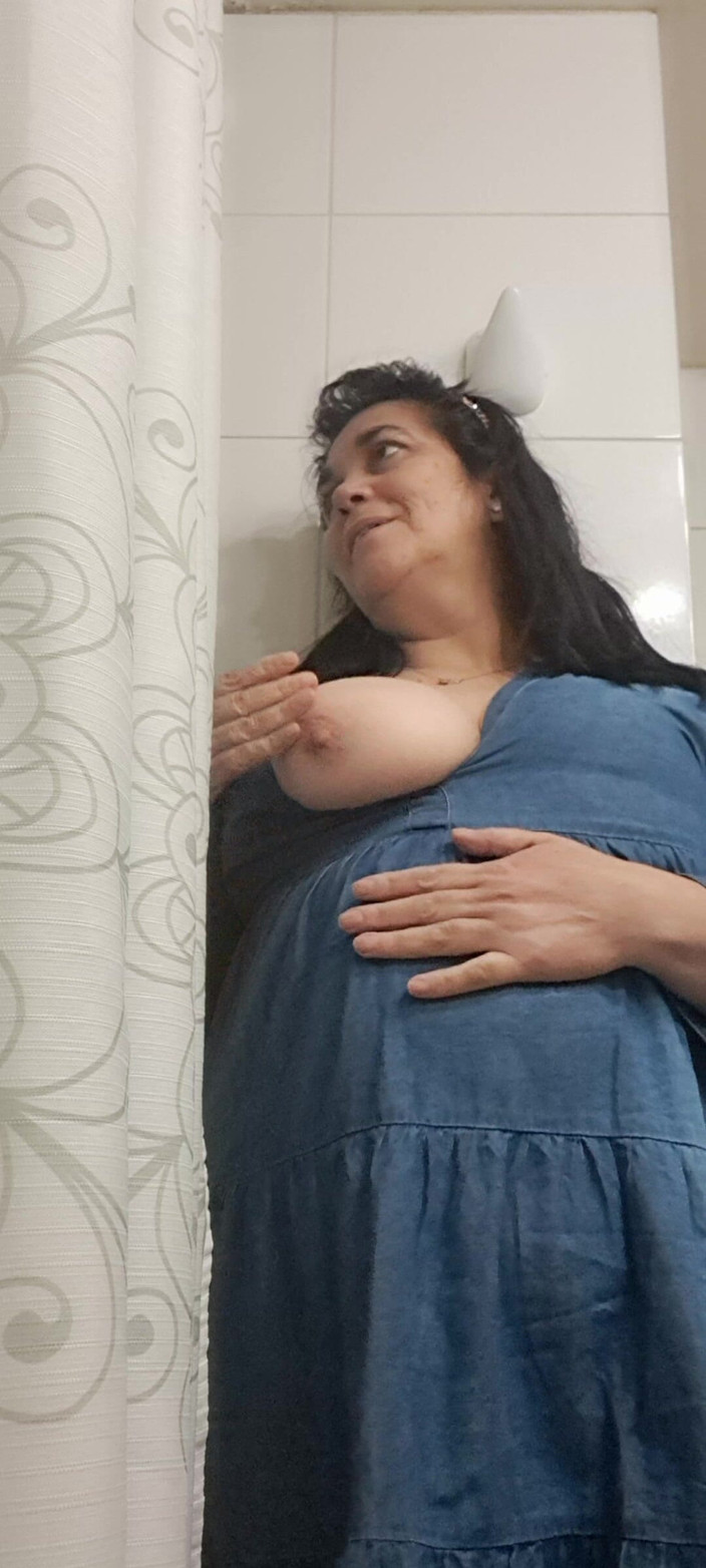 Mommy big hairy pussy: V koupelně mě chceš vidět, jsem sexy