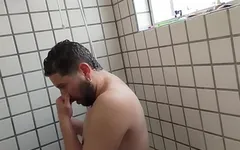 Arkadaşlarıyla barbekü yaptıktan sonra akşamdan kalma