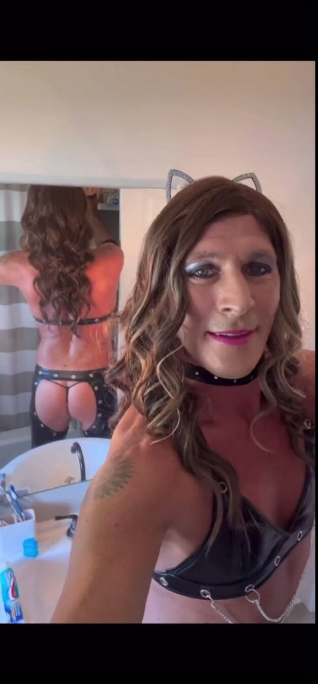 Orlandi480: Crossdresser Orlandi480 Pózuje ve faux koženém prádle pak na koni...