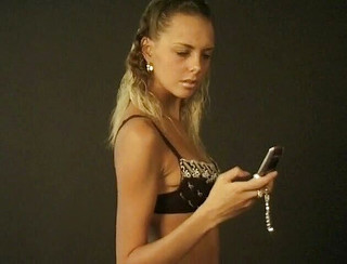 Flash Model Amateurs: Bruneta v prádle na telefonu